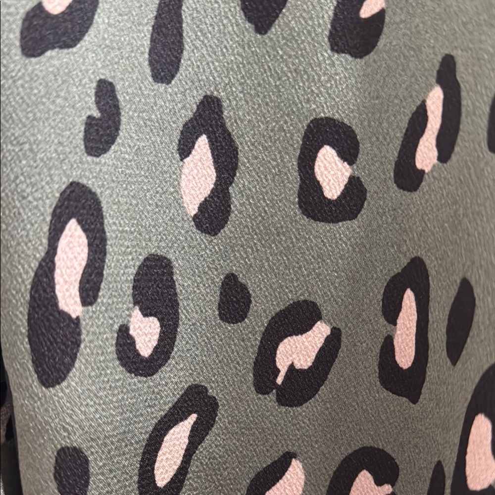 ! EUC Pleione Satin Green Leopard Print Button Front Blouse w Front Flap Pocket! - Picture 4 of 7
